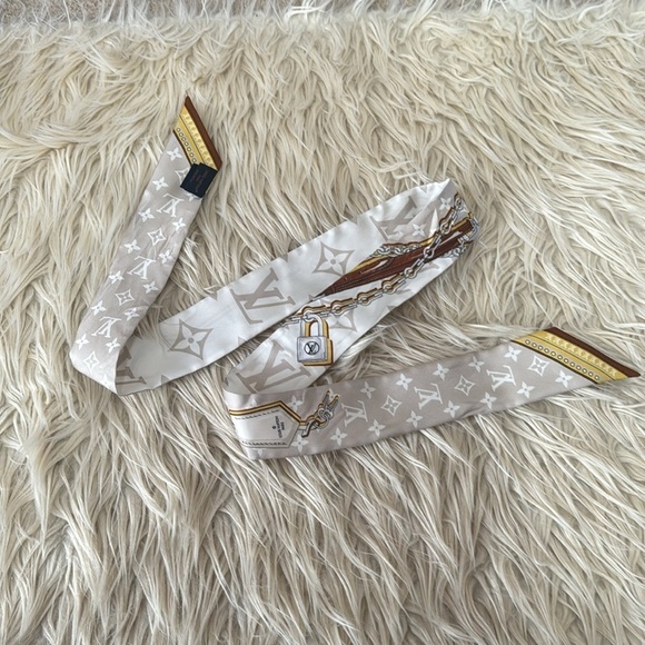 Authentic Louis Vuitton twilly - Picture 3 of 8